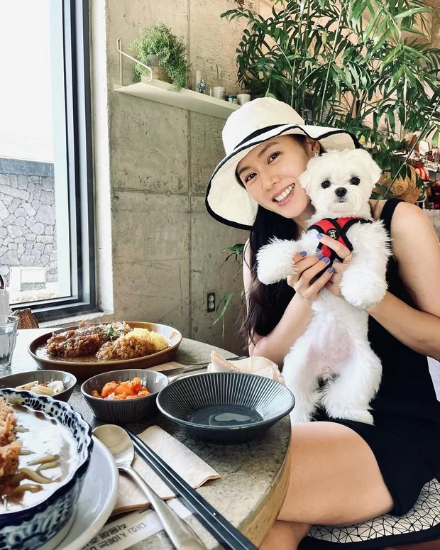 Giấu đầu hở đuôi, Son Ye Jin và Hyun Bin lộ khoảnh khắc đi du lịch trước hôn lễ - Ảnh 2 Giấu đầu hở đuôi, Son Ye Jin và Hyun Bin lộ khoảnh khắc đi du lịch trước hôn lễ - Ảnh 2