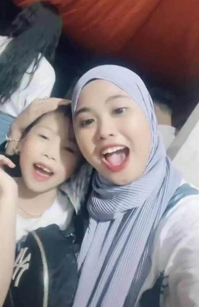 Hai cô cháu rất thân thiết Hai cô cháu rất thân thiết