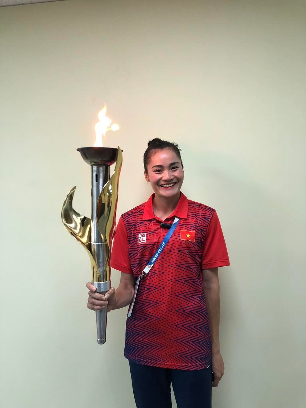 Nụ cười rạng rỡ của Quách Thị Lan khi trở thành người cầm đuốc, thắp sáng đại hội