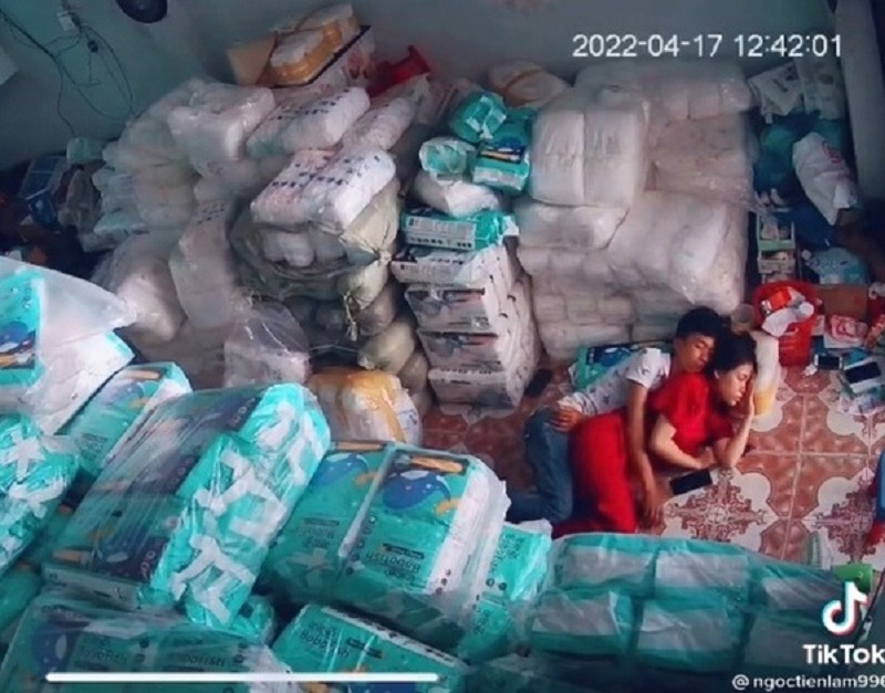 Hình ảnh chồng hôn trộm vợ đang ngủ vì mệt đầy tình cảm gây 'sốt' mạng - Ảnh 1 Hình ảnh chồng hôn trộm vợ đang ngủ vì mệt đầy tình cảm gây 'sốt' mạng - Ảnh 1
