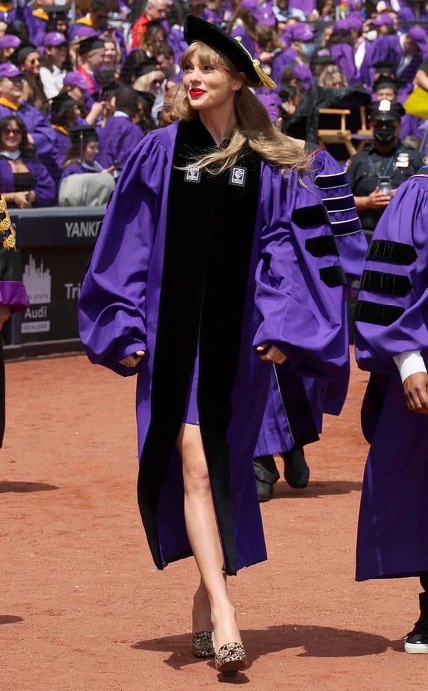 Taylor Swift xuất thần trong buổi lễ nhận bằng Tiến sĩ, nhan sắc nghiêng nước nghiêng thành 8