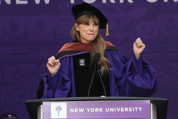Taylor Swift xuất thần trong buổi lễ nhận bằng Tiến sĩ, nhan sắc nghiêng nước nghiêng thành 7
