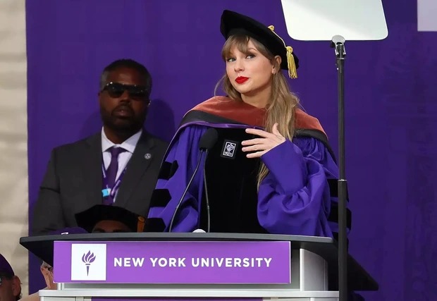 Taylor Swift xuất thần trong buổi lễ nhận bằng Tiến sĩ, nhan sắc nghiêng nước nghiêng thành 6