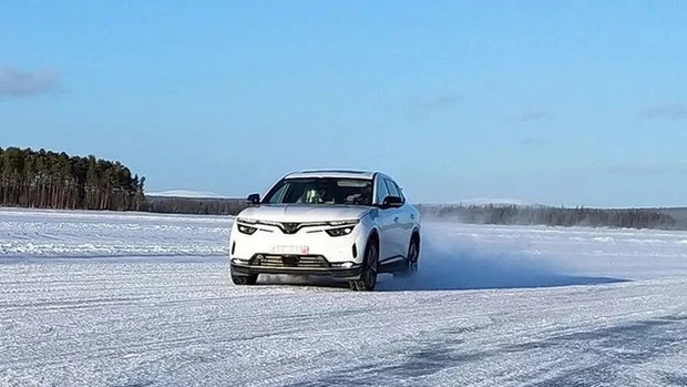 Tóm gọn cảnh VinFast VF8 phô diễn khả năng drift điêu luyện trên đường tuyết phủ trắng xóa - Ảnh 1 Tóm gọn cảnh VinFast VF8 phô diễn khả năng drift điêu luyện trên đường tuyết phủ trắng xóa - Ảnh 1