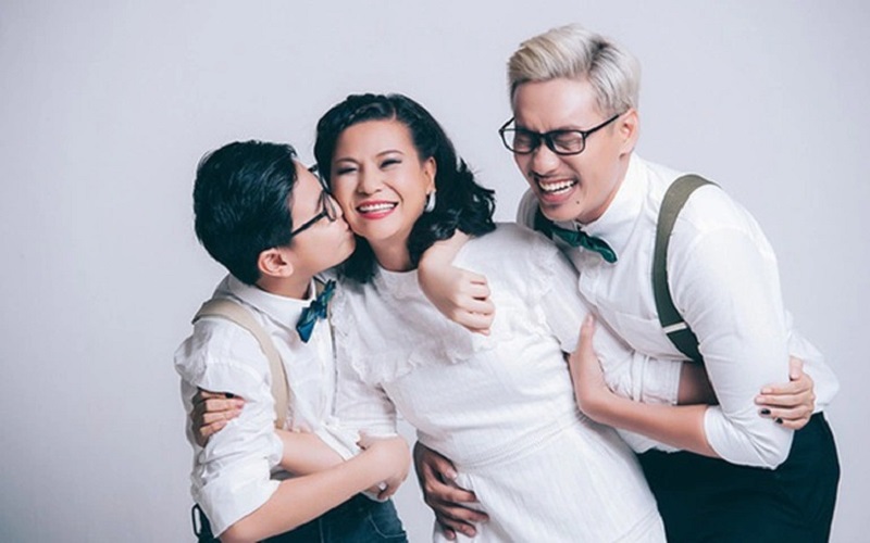 Kiều Minh Tuấn và mẹ con Cát Phượng thuở mặn nồng Kiều Minh Tuấn và mẹ con Cát Phượng thuở mặn nồng