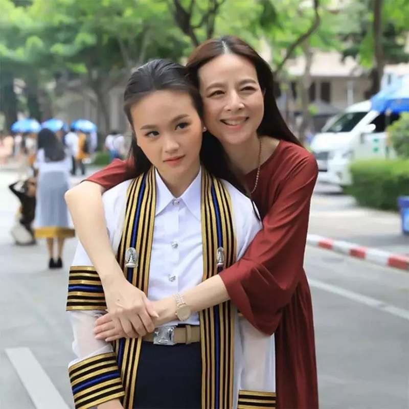 Madam Pang trẻ trung, xinh đẹp nhìn sang con gái ruột nhan sắc còn bất ngờ hơn - Ảnh 2 Madam Pang trẻ trung, xinh đẹp nhìn sang con gái ruột nhan sắc còn bất ngờ hơn - Ảnh 2