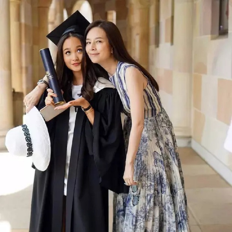 Madam Pang trẻ trung, xinh đẹp nhìn sang con gái ruột nhan sắc còn bất ngờ hơn - Ảnh 1 Madam Pang trẻ trung, xinh đẹp nhìn sang con gái ruột nhan sắc còn bất ngờ hơn - Ảnh 1