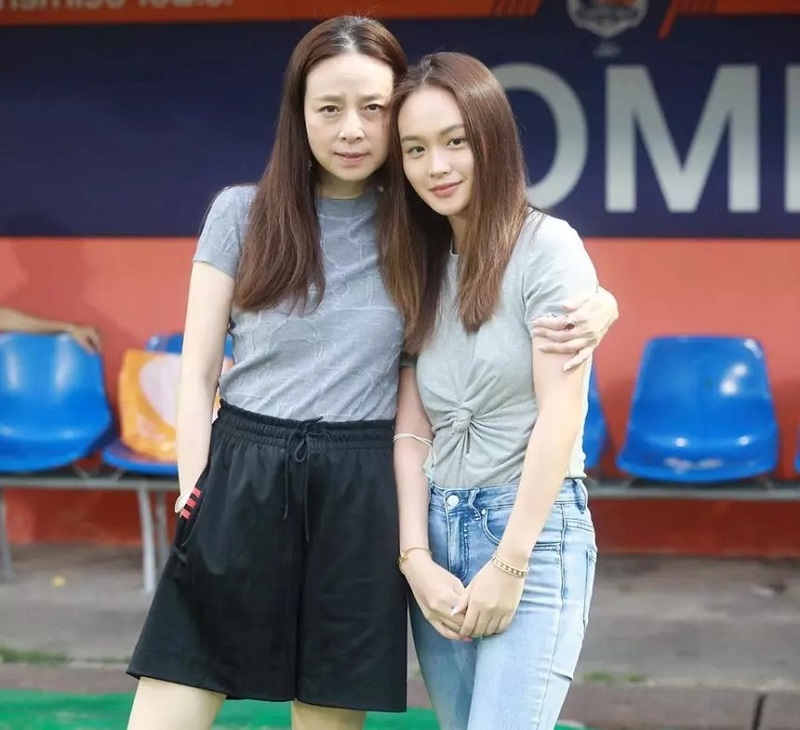 Hai mẹ con Madam Pang Hai mẹ con Madam Pang