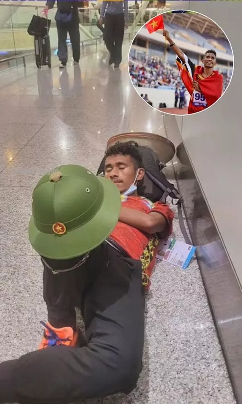 Dù nằm chờ sân bay nhưng anh chàng rất trân trọng chiếc mũ cối CĐV Việt Nam tặng Dù nằm chờ sân bay nhưng anh chàng rất trân trọng chiếc mũ cối CĐV Việt Nam tặng