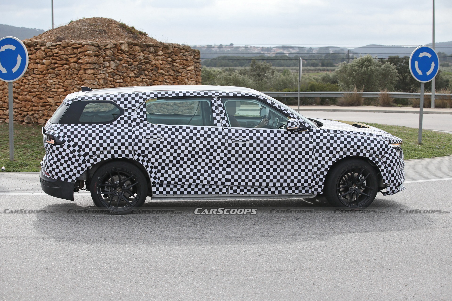 VinFast VF9 lộ diện trên đường phố châu Âu, ngoại hình tựa 'anh em một nhà' VF8  - Ảnh 3