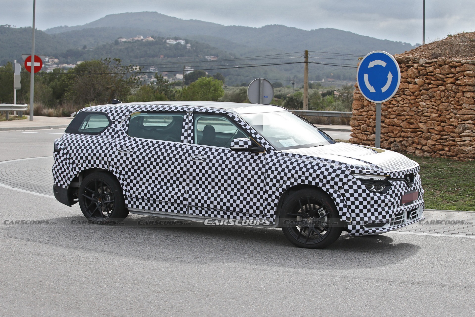 VinFast VF9 lộ diện trên đường phố châu Âu, ngoại hình tựa 'anh em một nhà' VF8  - Ảnh 2