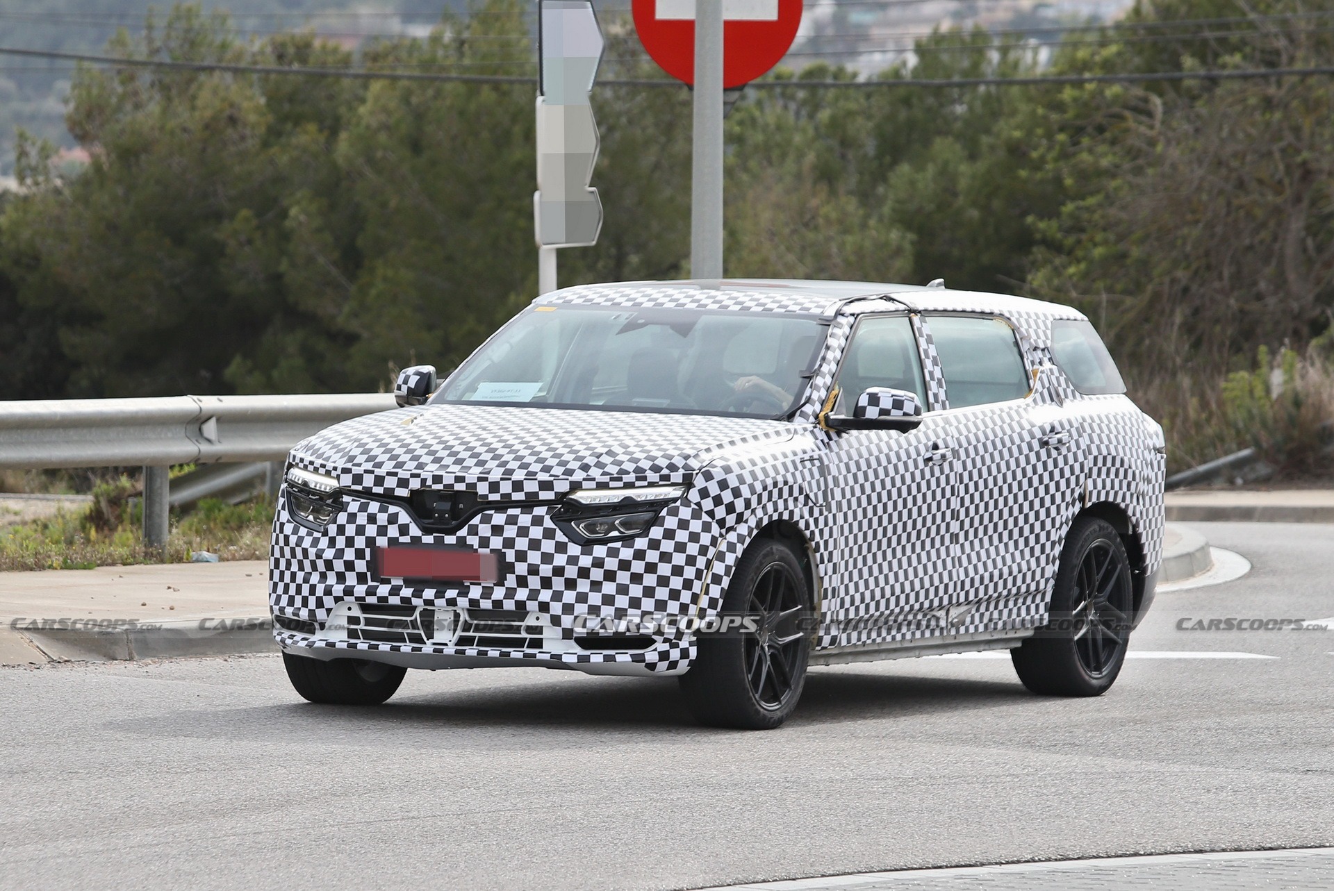 VinFast VF9 lộ diện trên đường phố châu Âu, ngoại hình tựa 'anh em một nhà' VF8 