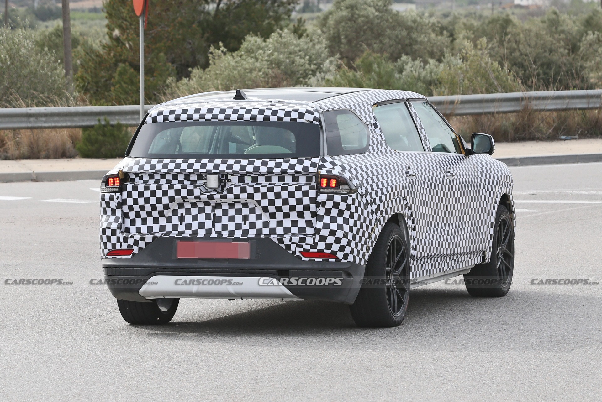 VinFast VF9 lộ diện trên đường phố châu Âu, ngoại hình tựa 'anh em một nhà' VF8  - Ảnh 1