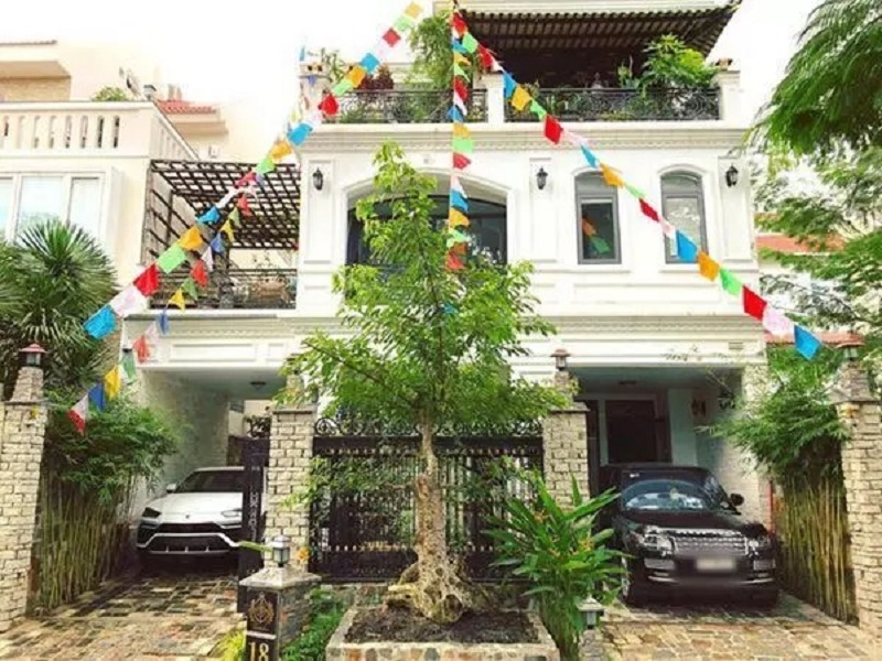 Nhà cũ Minh Nhựa nhỏ khiến anh phàn nàn không có chỗ để xe Nhà cũ Minh Nhựa nhỏ khiến anh phàn nàn không có chỗ để xe