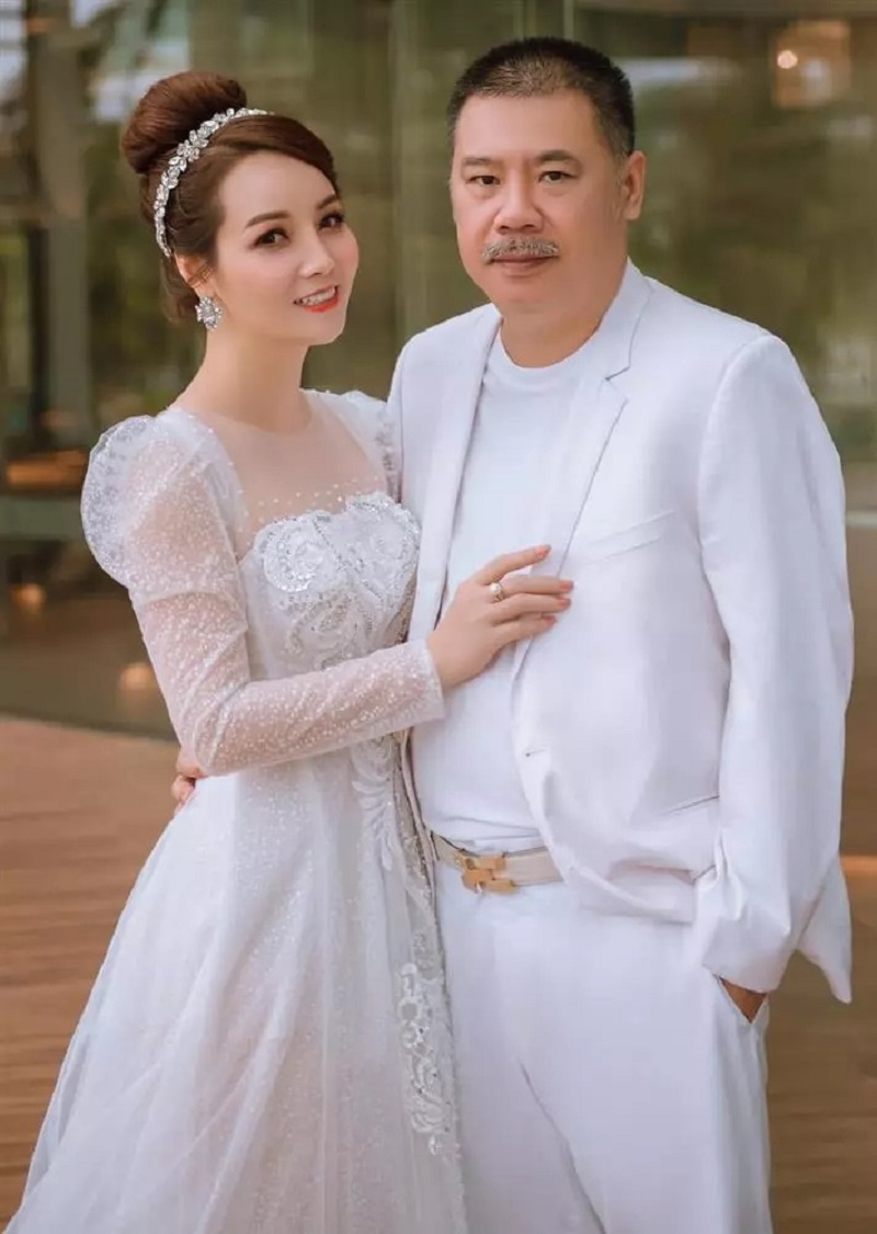 Vợ chồng Mai Thu Huyền có hôn nhân 20 năm viên mãn Vợ chồng Mai Thu Huyền có hôn nhân 20 năm viên mãn