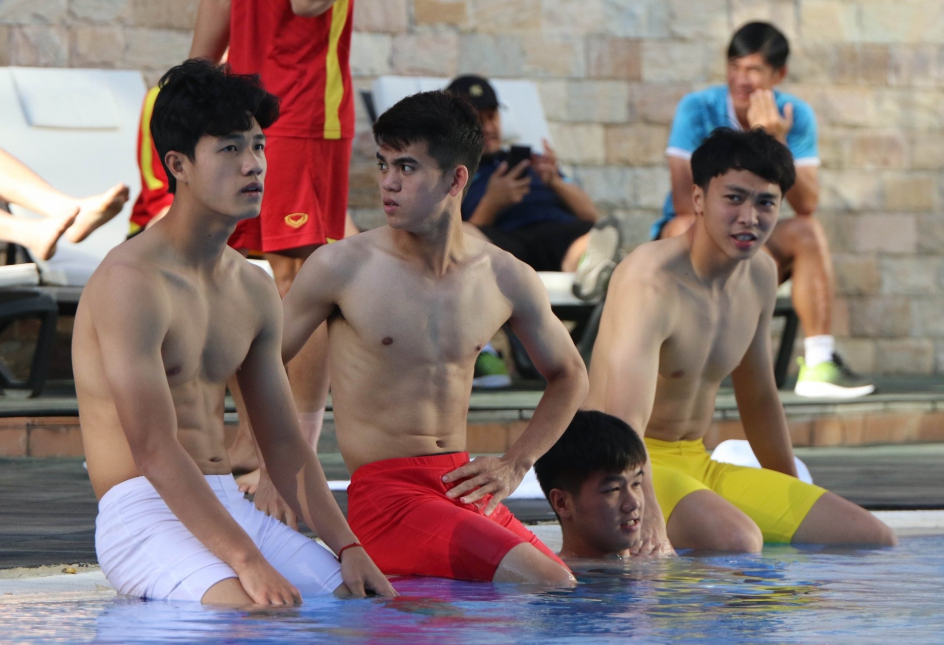 Chiêm ngưỡng màn lột body đẹp từng centimet của dàn cầu thủ U23 Việt Nam