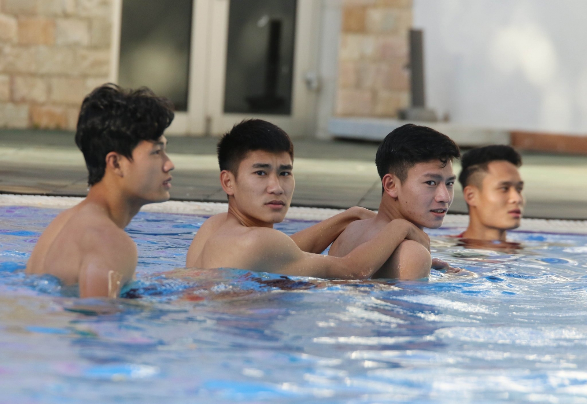 Chiêm ngưỡng màn lột body đẹp từng centimet của dàn cầu thủ U23 Việt Nam - Ảnh 3