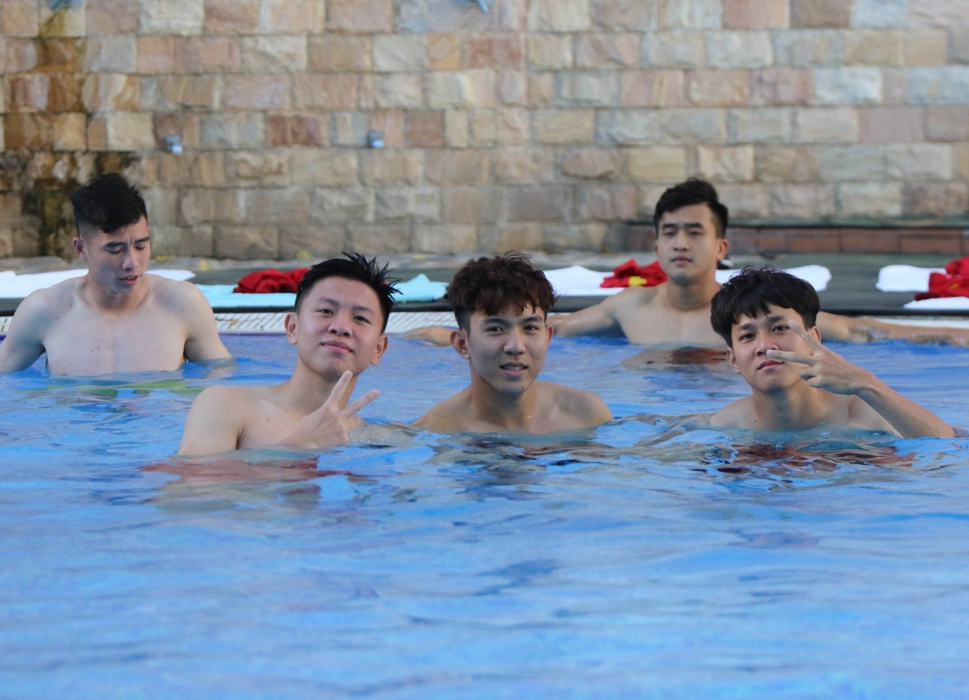 Chiêm ngưỡng màn lột body đẹp từng centimet của dàn cầu thủ U23 Việt Nam - Ảnh 2