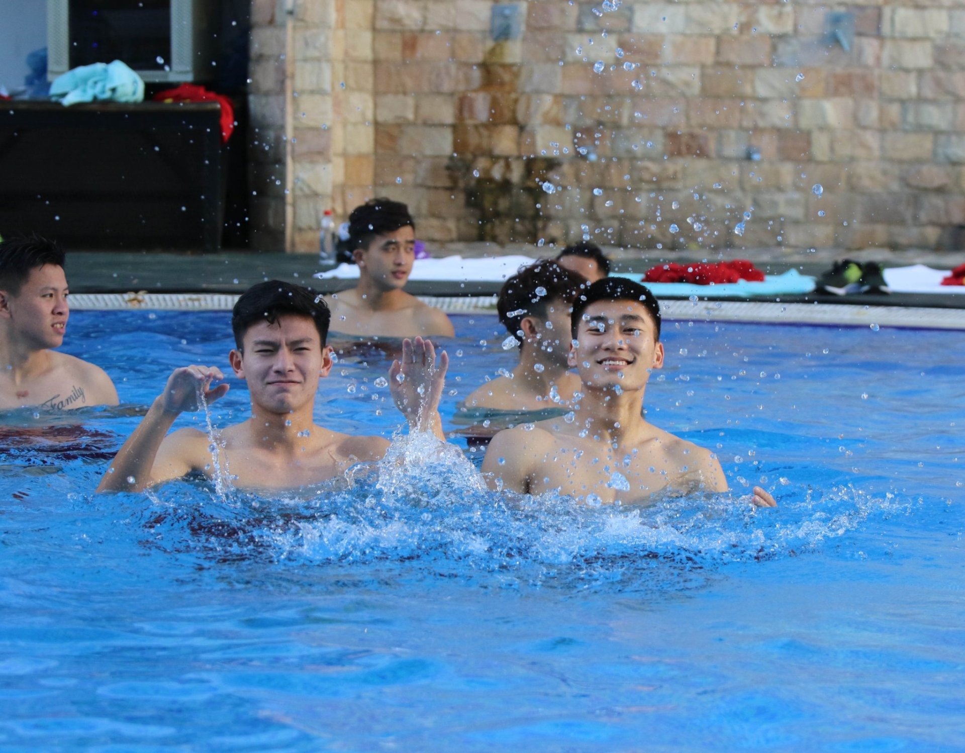 Một số khác vui vẻ tạo dáng trước ống kính