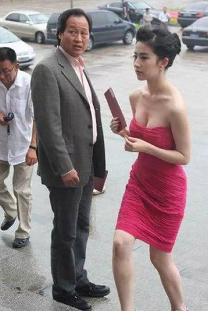 Sáng tỏ mối quan hệ 'mập mờ' giữa Lưu Diệc Phi và bố nuôi tỷ phú - Ảnh 1 Sáng tỏ mối quan hệ 'mập mờ' giữa Lưu Diệc Phi và bố nuôi tỷ phú - Ảnh 1