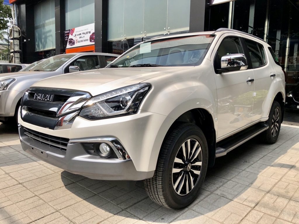 Isuzu mu-X giảm giá sâu, sẵn sàng thay thế Fortuner trên đường đua xe dịch vụ