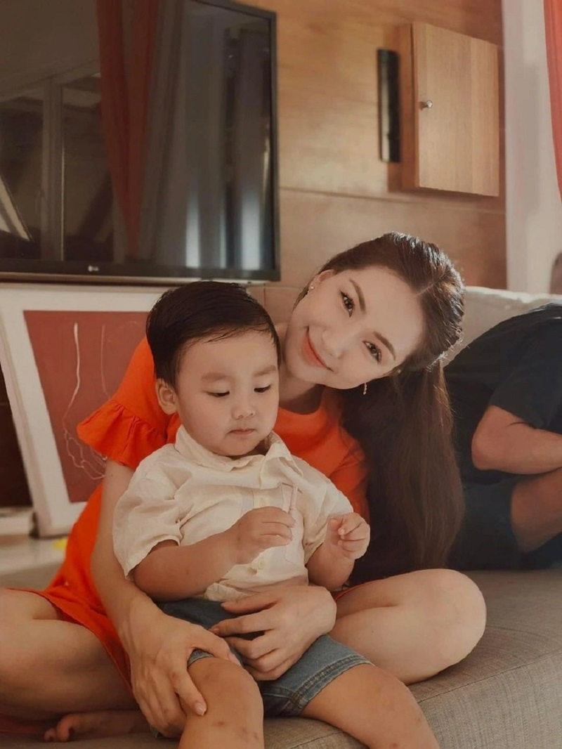 Bé Bo gọi mẹ Hòa với biệt danh 'mẹ Hòa thúi thúi'