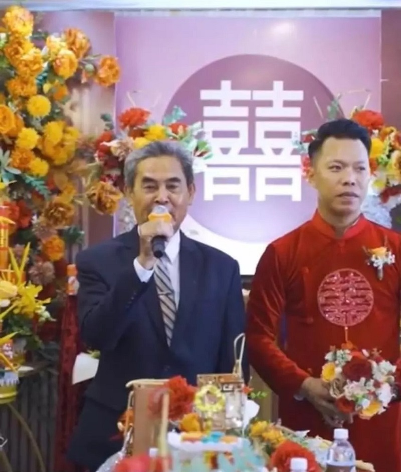 Chú rể tẽn tò khi nhà trai phát biểu đám cưới như lễ kết nạp Đảng gây 'sốt' mạng - Ảnh 1 Chú rể tẽn tò khi nhà trai phát biểu đám cưới như lễ kết nạp Đảng gây 'sốt' mạng - Ảnh 1