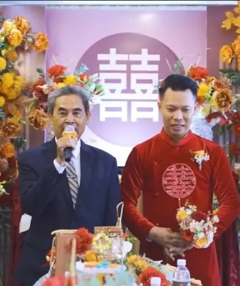 Chú rể tẽn tò khi nhà trai phát biểu đám cưới như lễ kết nạp Đảng gây 'sốt' mạng (Ảnh chụp màn hình) Chú rể tẽn tò khi nhà trai phát biểu đám cưới như lễ kết nạp Đảng gây 'sốt' mạng (Ảnh chụp màn hình)