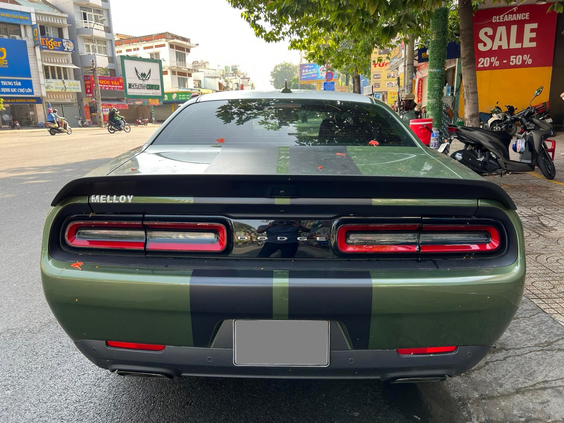 Ông Đặng Lê Nguyên Vũ bỏ tiền 'khủng' tậu Dodge Challenger Hellcat Redeye đầu tiên tại Việt Nam - Ảnh 1 Ông Đặng Lê Nguyên Vũ bỏ tiền 'khủng' tậu Dodge Challenger Hellcat Redeye đầu tiên tại Việt Nam - Ảnh 1