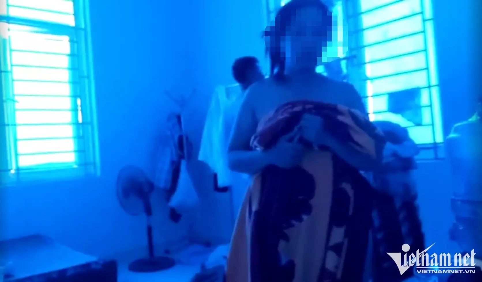 Cận hình ảnh bắt quả tang Chủ tịch xã 'tòm tem' Chủ tịch Hội phụ nữ ở Thanh Hóa 