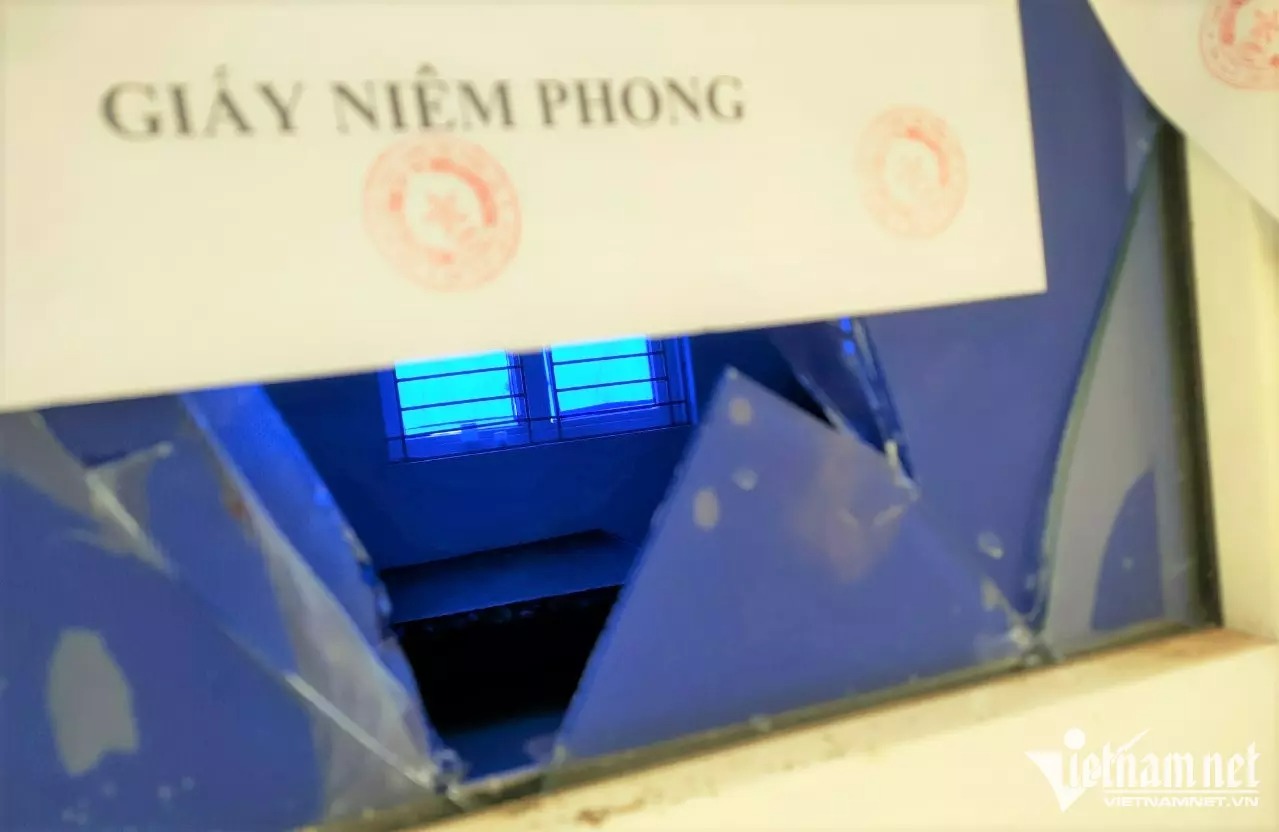 Căn phòng nơi xảy ra vụ việc bị đập cửa kính. Ảnh: VNN