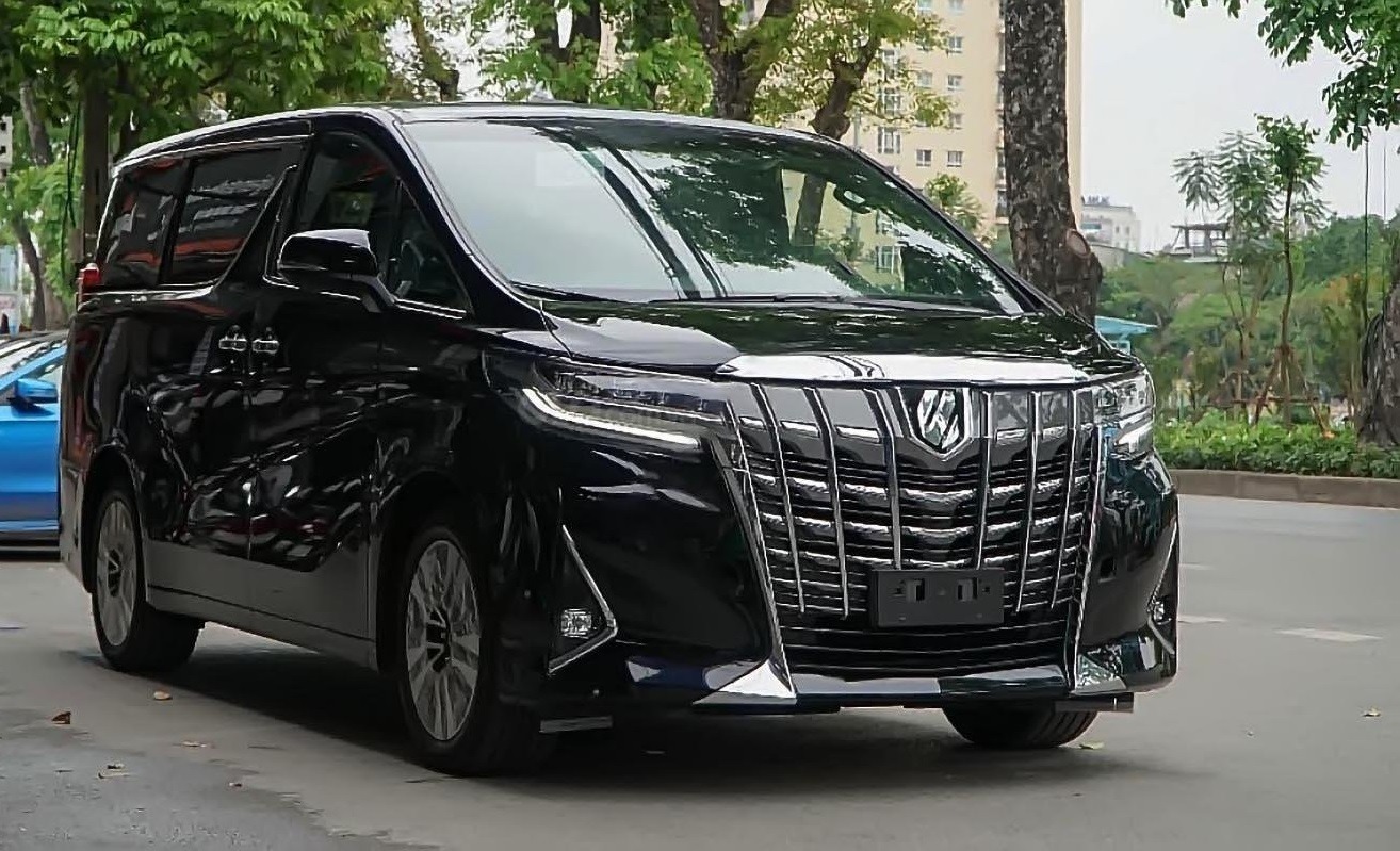 Xếp thứ hai cũng là một người anh em của Toyota mang tên Alphard với 4 chiếc xe trao tay khách hàng.