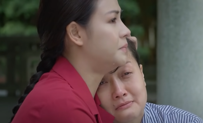 Minh khóc khi không bảo vệ được mẹ. Ảnh: VTV