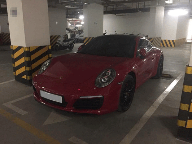 Chiếc Porsche Carrera 4 màu đỏ khá hiếm ở Việt Nam. Ảnh: FB Chiếc Porsche Carrera 4 màu đỏ khá hiếm ở Việt Nam. Ảnh: FB