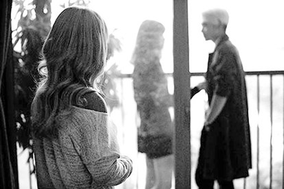 Dù bạn có đang trong một mối quan hệ nào thì quá trình này cũng không dừng lại. Vì tâm lý con người luôn có xu hướng tìm gen tốt nên não thường bị thu hút bởi những người tiềm năng đem lại giống nòi tốt. Ảnh minh họa