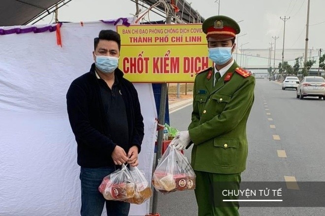 Chồng chị H. trao nước cho cán bộ tham gia phòng chống dịch. Ảnh: Zing Chồng chị H. trao nước cho cán bộ tham gia phòng chống dịch. Ảnh: Zing