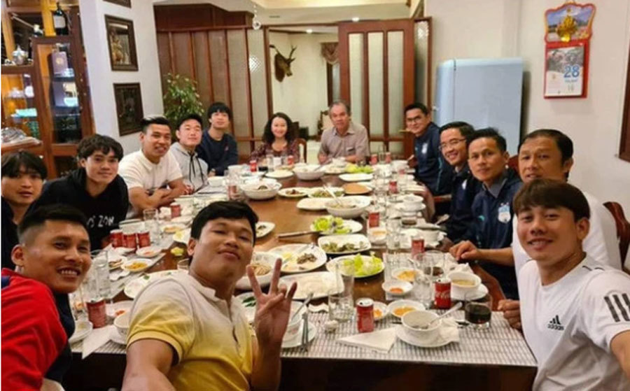 Bức hình có sự xuất hiện vợ bầu Đức. Ảnh: CafeF