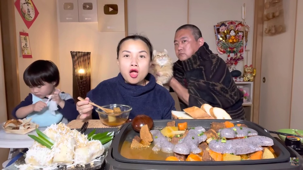 Từ khi chuyển nhà, người hâm mộ đánh giá là Quỳnh Trần JP chăm chỉ ra vlog hơn, cùng với đó, ông xã của cô nàng cũng xuất hiện với tần suất nhiều hơn với những biểu cảm hài hước duyên dáng. Ảnh: chụp màn hình