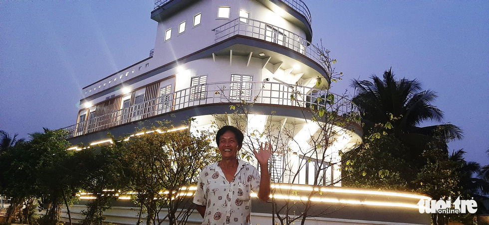 Ban đêm, hệ thống đèn của du thuyền sẽ được bật sáng, phát ra ánh sang rực rỡ, phản chiếu trên mặt hồ sen hết sức lung linh. Ảnh: Tuổi trẻ