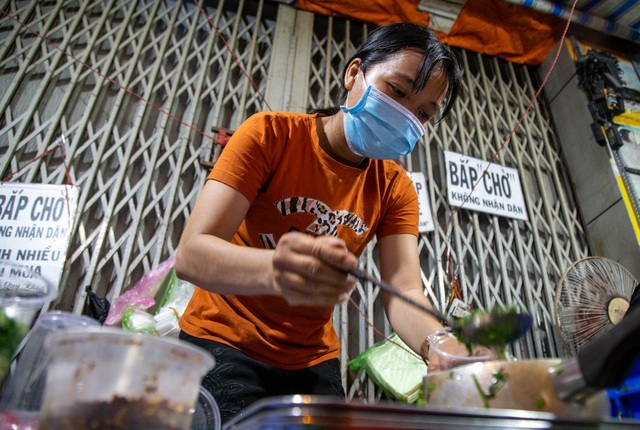 Chị V. làm bắp cho khách. Ảnh: VNN