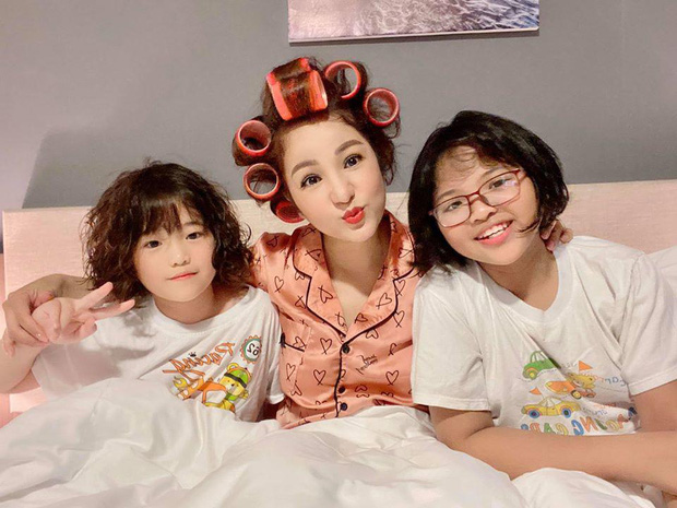 Thúy Nga cùng 2 cô con gái. Ảnh: FBNV