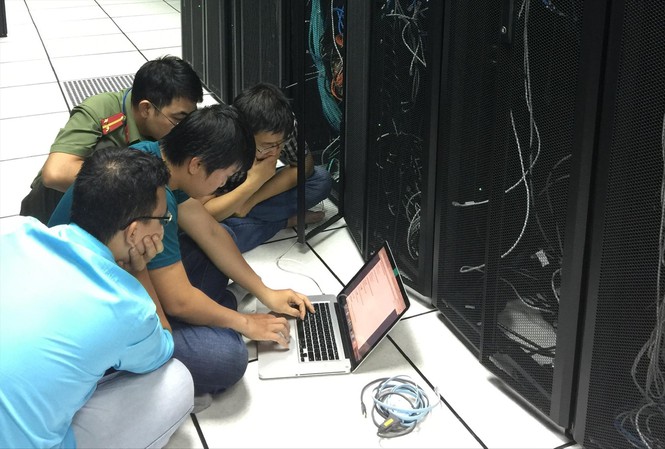 Đại úy Nguyễn Trung Đức cùng đồng đội thu thập chứng cứ trong vụ án Rikvip/Tipclup. Ảnh: Báo gia đình và xã hội