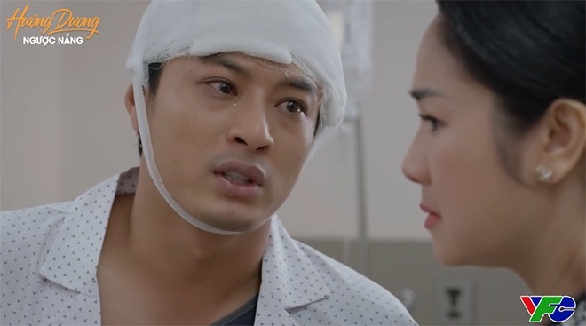 Những sai lầm trong quá khứ khiến bà Bạch Cúc chỉ biết lặng im với 2 hàng nước mắt lăn dài. Bà Cúc không thể ngờ sai lầm của mình khi còn trẻ đã khiến con gái của mình phải trả giá đắt. Ảnh: VTV