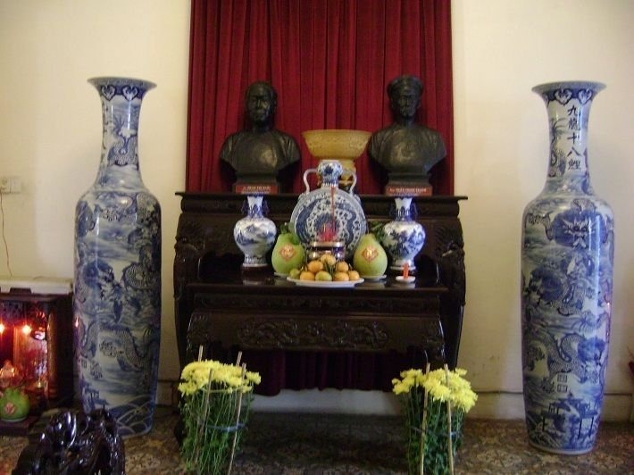 Bàn thờ ông Trạch. Ảnh: Báo dân sinh Bàn thờ ông Trạch. Ảnh: Báo dân sinh