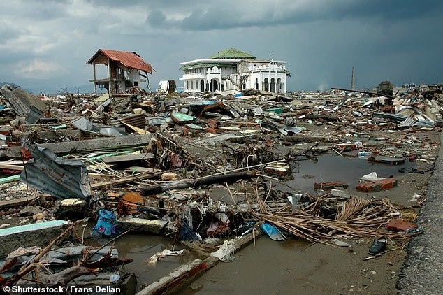 Sóng thần kinh hoàng tại Indonesia. Ảnh: Dailymail Sóng thần kinh hoàng tại Indonesia. Ảnh: Dailymail