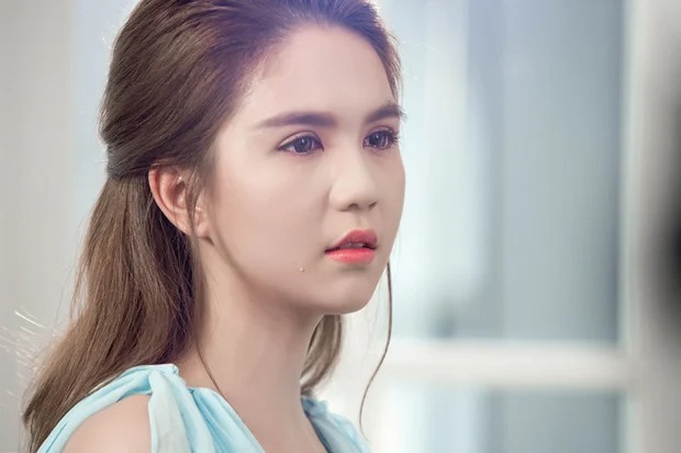 Showbiz hot 20/4: Hoa hậu Tiểu Vy, Đỗ Mỹ Linh viếng bé 5 tuổi xấu số, Thái Ngân đòi hôn nữ chính rồi từ chối hẹn hò - Ảnh 2 Showbiz hot 20/4: Hoa hậu Tiểu Vy, Đỗ Mỹ Linh viếng bé 5 tuổi xấu số, Thái Ngân đòi hôn nữ chính rồi từ chối hẹn hò - Ảnh 2