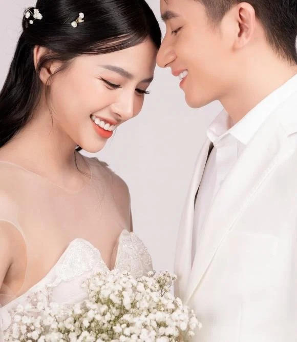 Showbiz hot 20/4: Hoa hậu Tiểu Vy, Đỗ Mỹ Linh viếng bé 5 tuổi xấu số, Thái Ngân đòi hôn nữ chính rồi từ chối hẹn hò - Ảnh 3 Showbiz hot 20/4: Hoa hậu Tiểu Vy, Đỗ Mỹ Linh viếng bé 5 tuổi xấu số, Thái Ngân đòi hôn nữ chính rồi từ chối hẹn hò - Ảnh 3