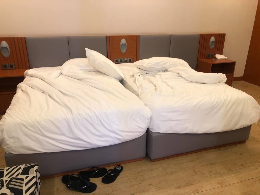 Giường được gia đình chị N.T kê lại trong phòng khách sạn