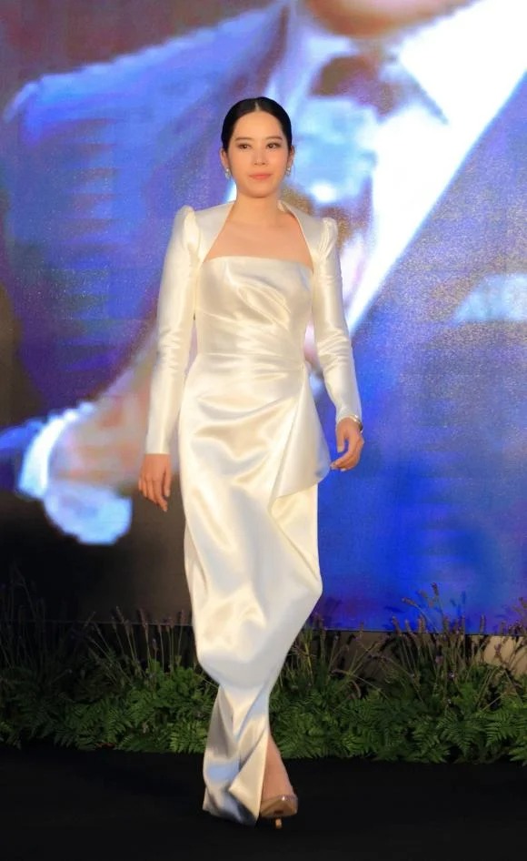 Showbiz hot 29/5: Thủy Tiên lại bị tố 'nuốt' tiền ủng hộ, Nam Em tiều tụy, phải nhờ người dìu lên thảm đỏ - Ảnh 2