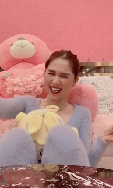 Showbiz hot 29/5: Thủy Tiên lại bị tố 'nuốt' tiền ủng hộ, Nam Em tiều tụy, phải nhờ người dìu lên thảm đỏ - Ảnh 4